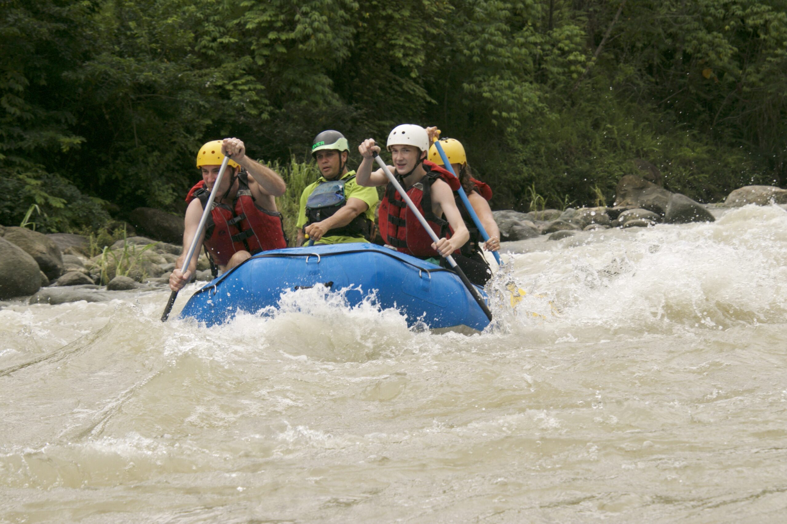 Rafting en Costa Rica: los mejores lugares, seguridad y lo que hay que saber